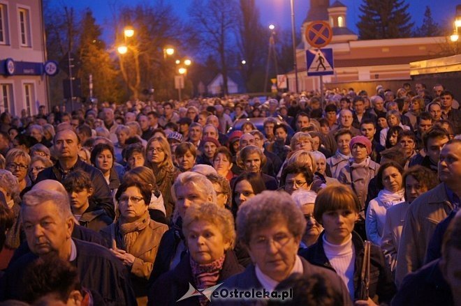 Wielki Piątek: Droga krzyżowa ulicami miasta [18.04.2014] - zdjęcie #48 - eOstroleka.pl