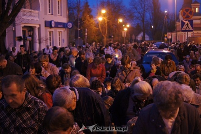 Wielki Piątek: Droga krzyżowa ulicami miasta [18.04.2014] - zdjęcie #49 - eOstroleka.pl