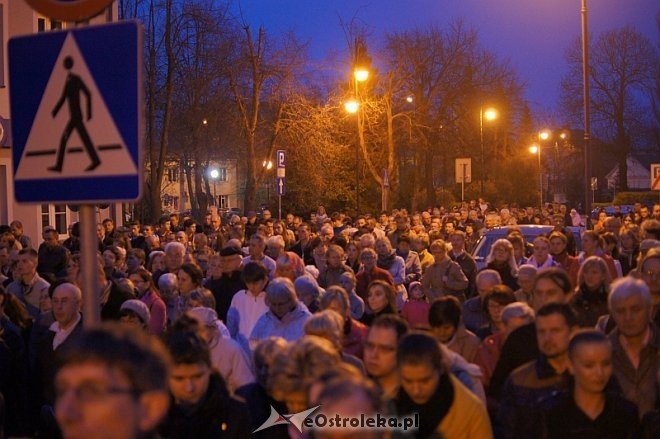 Wielki Piątek: Droga krzyżowa ulicami miasta [18.04.2014] - zdjęcie #52 - eOstroleka.pl