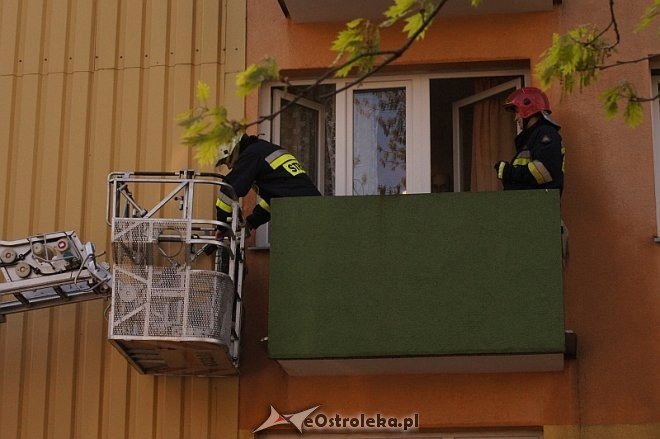 Interwencja Straży Pożarnej w bloku przy ul. Sygietyńskiego [23.04.2014] - zdjęcie #2 - eOstroleka.pl