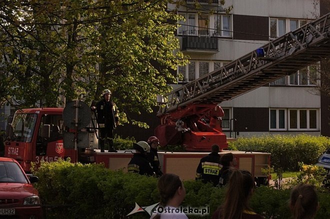 Interwencja Straży Pożarnej w bloku przy ul. Sygietyńskiego [23.04.2014] - zdjęcie #4 - eOstroleka.pl