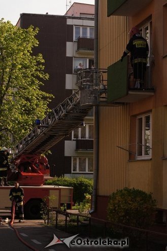 Interwencja Straży Pożarnej w bloku przy ul. Sygietyńskiego [23.04.2014] - zdjęcie #6 - eOstroleka.pl