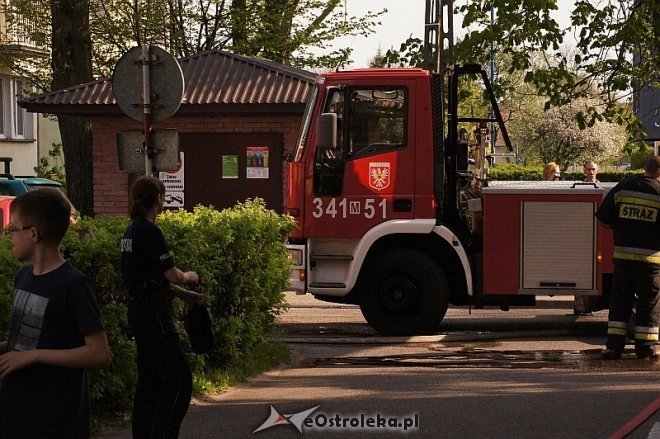 Interwencja Straży Pożarnej w bloku przy ul. Sygietyńskiego [23.04.2014] - zdjęcie #9 - eOstroleka.pl
