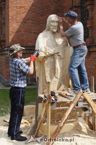Plener rzeźbiarski: „Jezus w łodzi” – przy kościele w Wojciechowicach [07.05.2014] - zdjęcie #6 - eOstroleka.pl