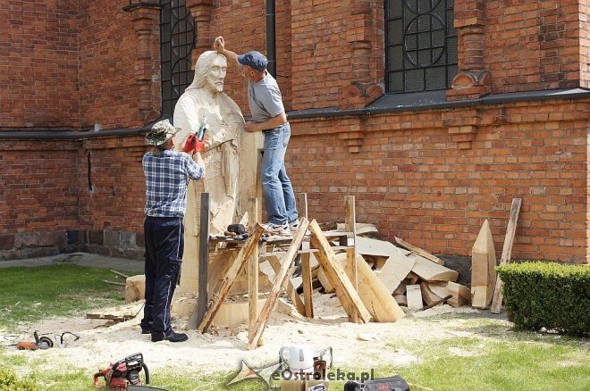 Plener rzeźbiarski: „Jezus w łodzi” – przy kościele w Wojciechowicach [07.05.2014] - zdjęcie #7 - eOstroleka.pl