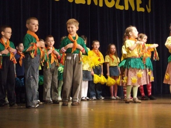 VII Przegląd Dziecięcej Ekologicznej Twórczości Scenicznej (16.04.2009) - zdjęcie #1 - eOstroleka.pl
