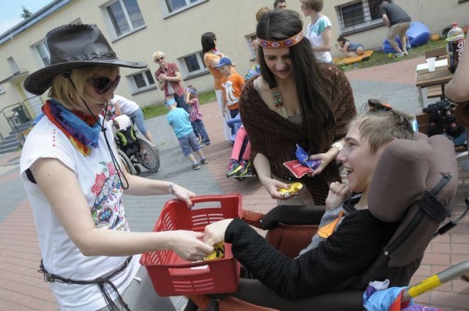 „Piknik Rodzinny - Na Dzikim Zachodzie” w  „Kolorowej Szkole” [04.06.2014] - zdjęcie #12 - eOstroleka.pl