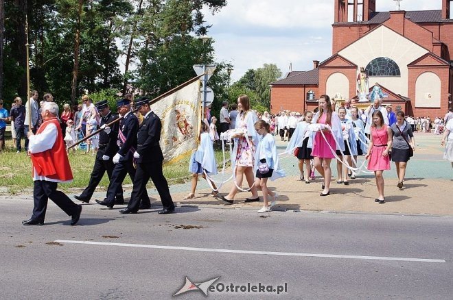 Procesja Bożego Ciała parafii pw. Zbawiciela Świata [19.06.2014] - zdjęcie #14 - eOstroleka.pl