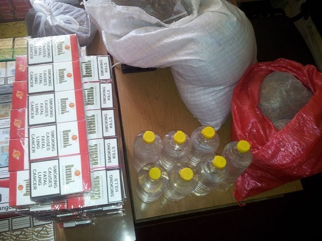 Ostrołęka: Zabezpieczono nielegalny alkohol i papierosy o wartości około 17 tys. zł [23.07.2014] - zdjęcie #3 - eOstroleka.pl