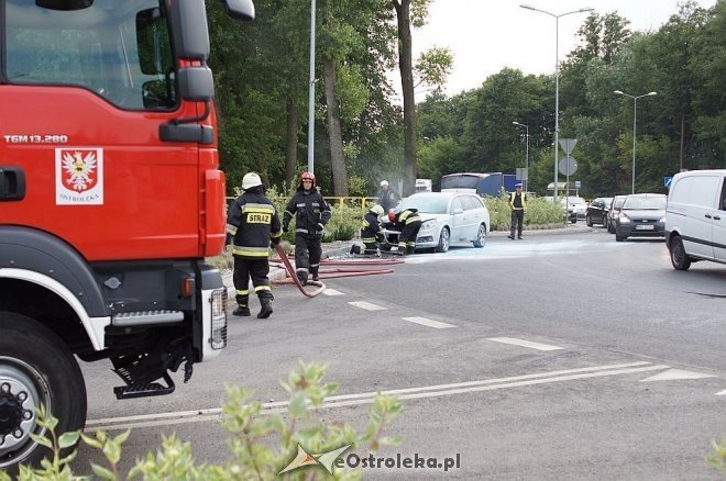 Pożar auta na rondzie Łupaszki [24.07.2014] - zdjęcie #2 - eOstroleka.pl