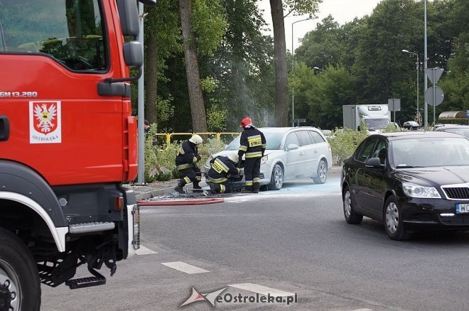 Pożar auta na rondzie Łupaszki [24.07.2014] - zdjęcie #3 - eOstroleka.pl