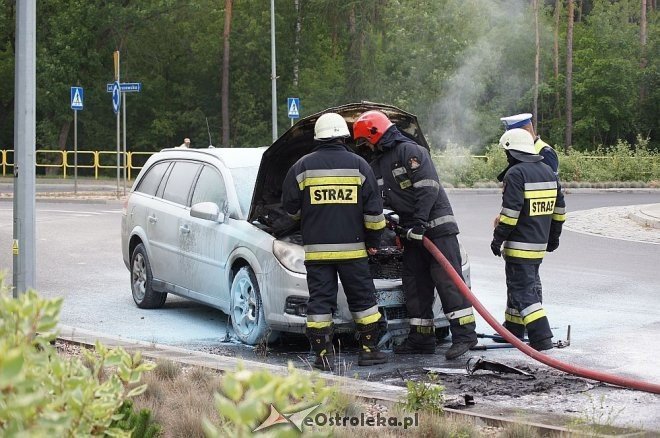 Pożar auta na rondzie Łupaszki [24.07.2014] - zdjęcie #7 - eOstroleka.pl