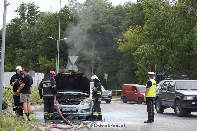 Pożar auta na rondzie Łupaszki [24.07.2014] - zdjęcie #9 - eOstroleka.pl
