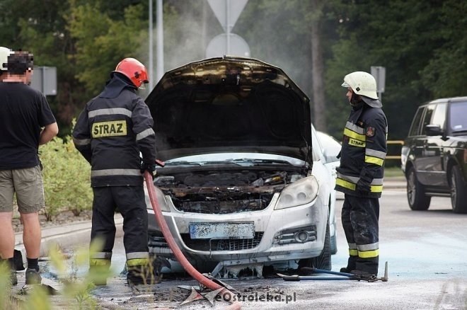 Pożar auta na rondzie Łupaszki [24.07.2014] - zdjęcie #10 - eOstroleka.pl