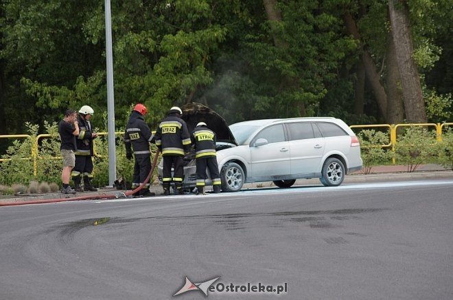 Pożar auta na rondzie Łupaszki [24.07.2014] - zdjęcie #12 - eOstroleka.pl