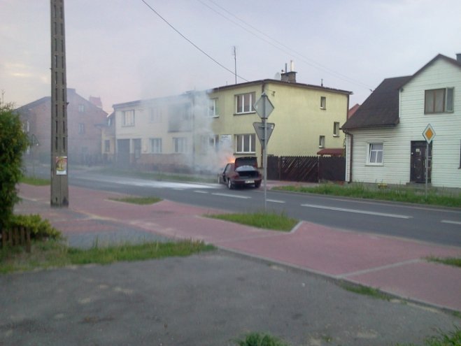 Przasnysz: Pożar samochodu na ul. Piłsudskiego [30.07.2014] - zdjęcie #1 - eOstroleka.pl