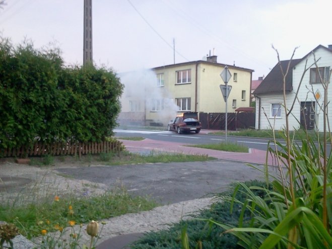 Przasnysz: Pożar samochodu na ul. Piłsudskiego [30.07.2014] - zdjęcie #2 - eOstroleka.pl