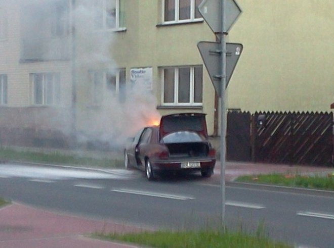 Przasnysz: Pożar samochodu na ul. Piłsudskiego [30.07.2014] - zdjęcie #3 - eOstroleka.pl