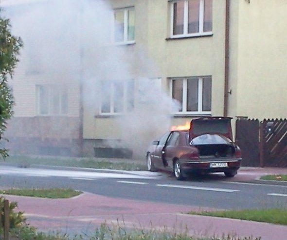 Przasnysz: Pożar samochodu na ul. Piłsudskiego [30.07.2014] - zdjęcie #5 - eOstroleka.pl