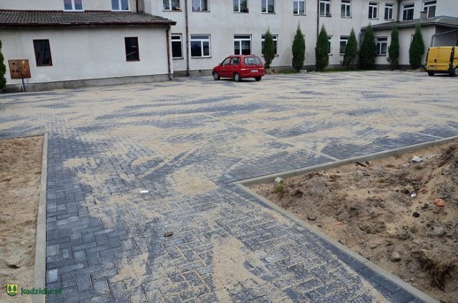Teren wokół szkoły w Chudku został zagospodarowany [22.08.2014] - zdjęcie #1 - eOstroleka.pl