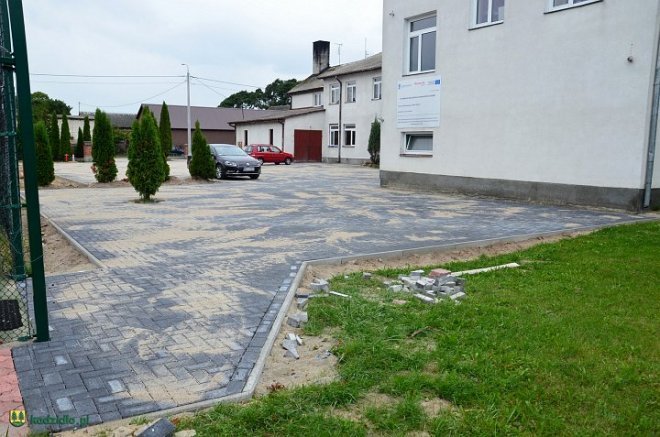 Teren wokół szkoły w Chudku został zagospodarowany [22.08.2014] - zdjęcie #5 - eOstroleka.pl