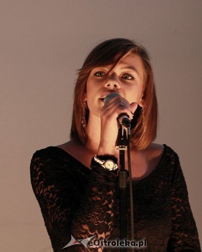 Aleksandra Dzwigała zaśpiewała podczas ostatniego w tym roku Art. Czwartku [29.08.2014] - zdjęcie #10 - eOstroleka.pl
