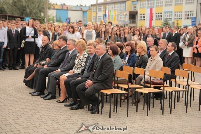 Uczniowie ZS nr 5 uroczyście przywitali nowy rok szkolny [01.09.2014] - zdjęcie #2 - eOstroleka.pl