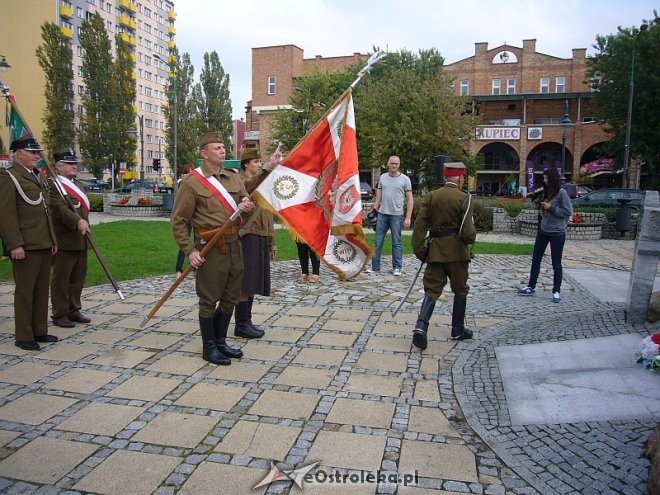 Odsłonięcie wystawy Jaworzniaków na skwerze im. Lecha Kaczyńskiego [09.09.2014] - zdjęcie #15 - eOstroleka.pl