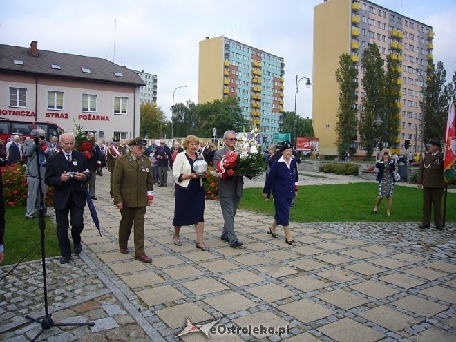 Odsłonięcie wystawy Jaworzniaków na skwerze im. Lecha Kaczyńskiego [09.09.2014] - zdjęcie #17 - eOstroleka.pl