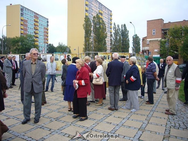 Odsłonięcie wystawy Jaworzniaków na skwerze im. Lecha Kaczyńskiego [09.09.2014] - zdjęcie #30 - eOstroleka.pl