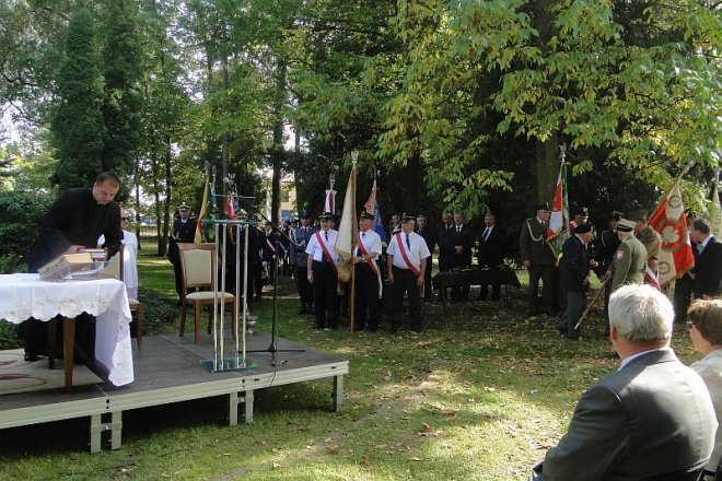 Uroczystość ku pamięci kolejarzom na Osiedlu Stacja w Ostrołęce - zdjęcie #15 - eOstroleka.pl