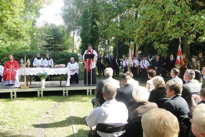 Uroczystość ku pamięci kolejarzom na Osiedlu Stacja w Ostrołęce - zdjęcie #43 - eOstroleka.pl