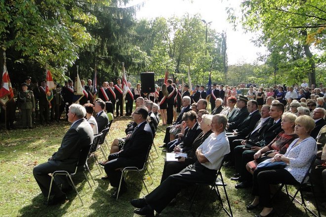Uroczystość ku pamięci kolejarzom na Osiedlu Stacja w Ostrołęce - zdjęcie #49 - eOstroleka.pl