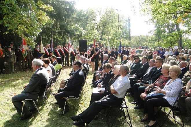 Uroczystość ku pamięci kolejarzom na Osiedlu Stacja w Ostrołęce - zdjęcie #50 - eOstroleka.pl