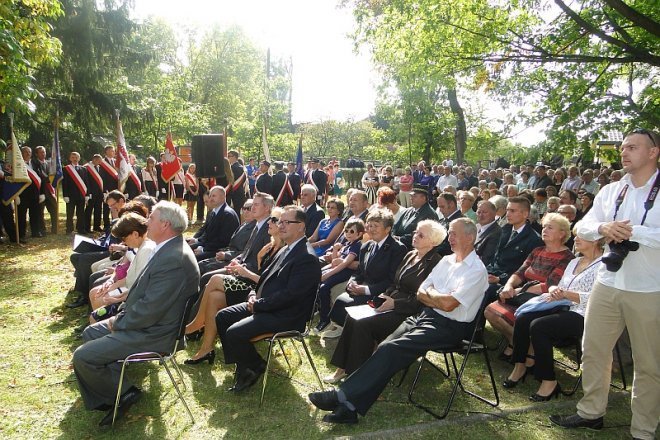Uroczystość ku pamięci kolejarzom na Osiedlu Stacja w Ostrołęce - zdjęcie #58 - eOstroleka.pl