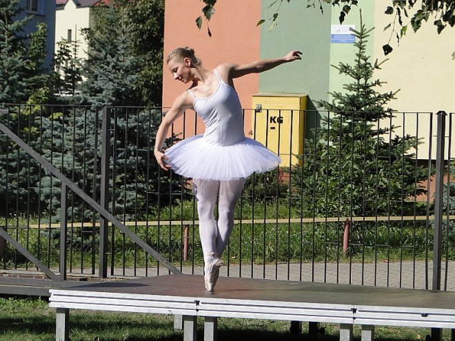 Balet podczas dużej przerwy w Zespole Szkół nr 5  - zdjęcie #23 - eOstroleka.pl