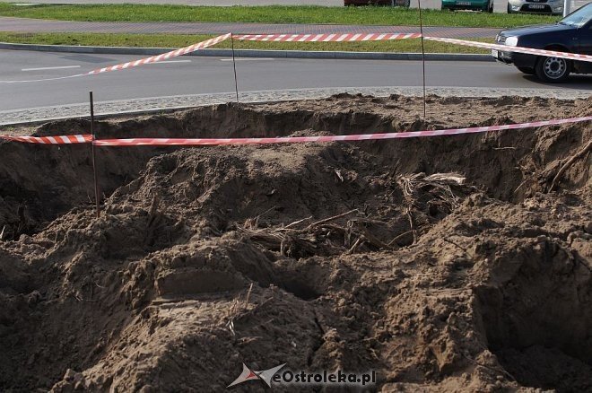 Nietypowa operacja koparką w samym centrum Ostrołęki [30.09.2014] - zdjęcie #1 - eOstroleka.pl