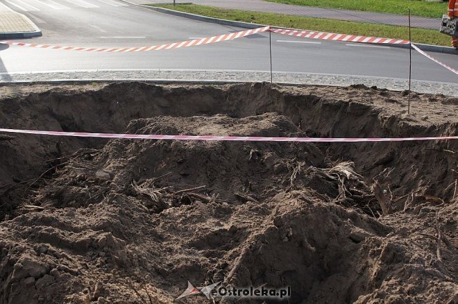 Nietypowa operacja koparką w samym centrum Ostrołęki [30.09.2014] - zdjęcie #3 - eOstroleka.pl