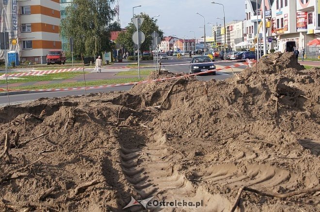 Nietypowa operacja koparką w samym centrum Ostrołęki [30.09.2014] - zdjęcie #6 - eOstroleka.pl
