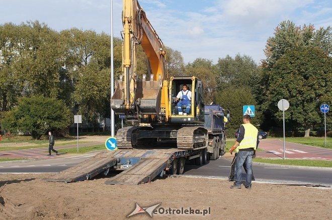 Nietypowa operacja koparką w samym centrum Ostrołęki [30.09.2014] - zdjęcie #9 - eOstroleka.pl