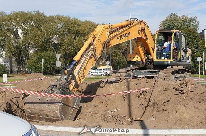 Nietypowa operacja koparką w samym centrum Ostrołęki [30.09.2014] - zdjęcie #13 - eOstroleka.pl