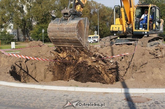 Nietypowa operacja koparką w samym centrum Ostrołęki [30.09.2014] - zdjęcie #14 - eOstroleka.pl