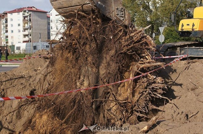 Nietypowa operacja koparką w samym centrum Ostrołęki [30.09.2014] - zdjęcie #15 - eOstroleka.pl
