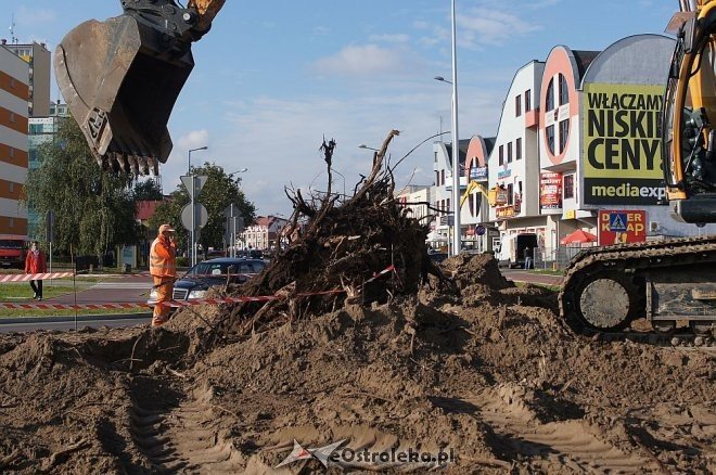 Nietypowa operacja koparką w samym centrum Ostrołęki [30.09.2014] - zdjęcie #18 - eOstroleka.pl