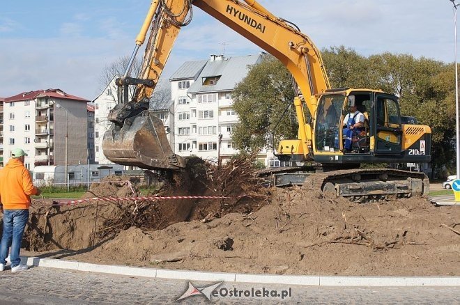 Nietypowa operacja koparką w samym centrum Ostrołęki [30.09.2014] - zdjęcie #20 - eOstroleka.pl
