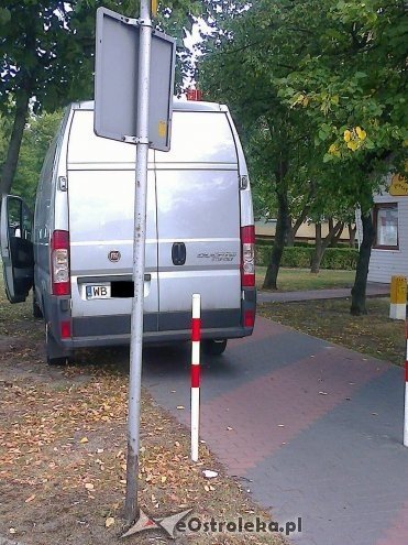 Interwencja Czytelnika: Mistrzowie parkowania na osiedlu Dzieci Polskich [02.10.2014] - zdjęcie #10 - eOstroleka.pl