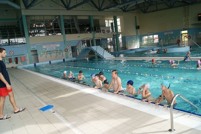 Uczniowie szkół podstawowych z Lelisa uczą się pływać w ostrołęckim aquaparku [13.10.2014] - zdjęcie #4 - eOstroleka.pl