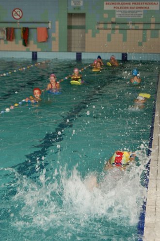 Uczniowie szkół podstawowych z Lelisa uczą się pływać w ostrołęckim aquaparku [13.10.2014] - zdjęcie #5 - eOstroleka.pl