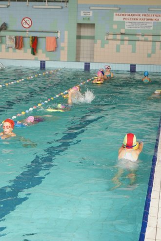 Uczniowie szkół podstawowych z Lelisa uczą się pływać w ostrołęckim aquaparku [13.10.2014] - zdjęcie #6 - eOstroleka.pl