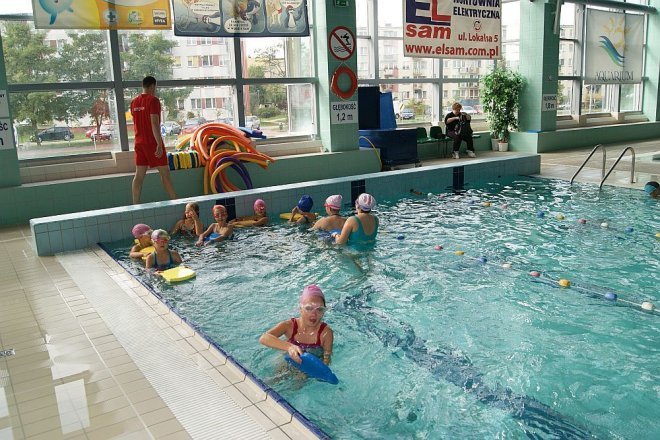 Uczniowie szkół podstawowych z Lelisa uczą się pływać w ostrołęckim aquaparku [13.10.2014] - zdjęcie #8 - eOstroleka.pl